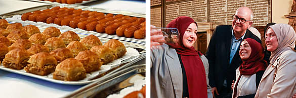 Baklava - Andreas Bovenschulte macht mit Besucherinnen des Ramadan-Empfang ein Selfie. 