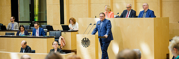 Andreas Bovenschulte übernimmt den Vorsitz im Bundesrat, Staatsrat Olaf Joachim war Beisitzer und Finanzsenator Björn Fecker stand am Rednerpult. 