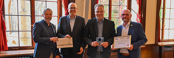 Der Teampreis ging in diesem Jahr an den OSC Bremerhaven. Personen (v.l.): Jörg Twiefel, SOHB Vorstandsvorsitzender, Bürgermeister Andreas Bovenschulte, Christian Kosog OSC Bremerhaven, Helge Treiber, Vizepräsident Special Olympics Bremen.