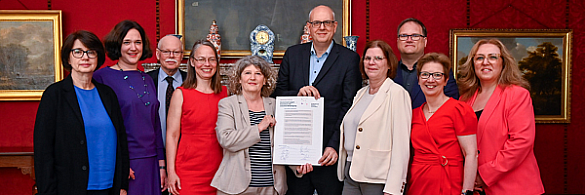 Bremer Senat und Landesfrauenbeauftragte haben die Gemeinsame Erklärung gegen Sexismus und sexuelle Belästigung unterzeichnet: (von rechts) Senatorinnen Özlem Ünsal und Claudia Schilling, Senator Björn Fecker, Senatorin Kristina Vogt, Bürgermeister Andreas Bovenschulte, Landesfrauenbeauftragte Bettina Wilhelm, Senatorin Sascha Karolin Aulepp, Senator Ulrich Mäurer, Senatorinnen Kathrin Moosdorf und Claudia Bernhard.