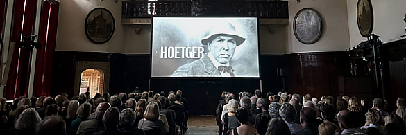 Im Festsaal des Bremer Rathauses wurde die Premiere des Films Bernhard Hoetger – zwischen den Welten gezeigt.