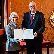 Bürgermeister Bovenschulte übergibt das Bundesverdienstkreuz an Marie-Luise Zimmer.