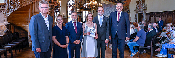 Feiern 100 Jahre Bremer Verwaltungsgerichtsbarkeit: Jan Büsing (Präsident der Hanseatischen Rechtsanwaltskammer Bremen), Senatorin Claudia Schilling, Prof. Peter Sperlich (Präsident des Oberverwaltungsgerichts der Freien Hansestadt Bremen), Dr. Meike Jörgensen (Präsidentin des Verwaltungsgerichts Bremen), Prof. Dr. Andreas Korbmacher (Präsident des Bundesverwaltungsgerichts) und Bürgermeister Dr. Andreas Bovenschulte (von li.).