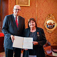 Bürgermeister Andreas Bovenschulte übergibt Bundesverdienstkreuz. 