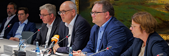 Bürgermeister Andreas Bovenschulte, Björn Fecker und Kristina Vogt bei der Senatspressekonferenz.