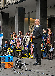 Bürgermeister Andreas Bovenschulte bei der Mahnwache anlässlich des ersten Jahrestages des Überfalls der Hamas über Israel.