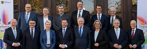 Die Ministerpräsidentinnen und Ministerpräsidenten der Länder auf einem Gruppen Bild - Thüringen und Brandenburg fehlen.