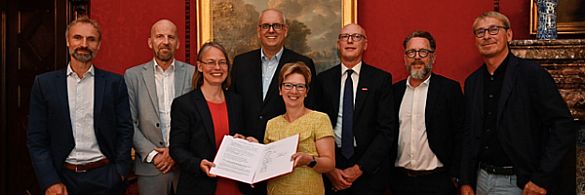 Haben den Letter of Intent für den Klima Campus unterzeichnet: (von li.) Matthias Brandt, Vorstand Deutsche Windtechnik AG, Michael Hehemann, Vorstand ArcelorMittal, Bildungssenatorin Sascha Karolin Aulepp, Bürgermeister Andreas Bovenschulte, Arbeitssenatorin Claudia Schilling, Thomas Kurzke, Präses der Handwerkskammer Bremen-Bremerhaven, Dr. Stefan Woltering, Vorstand Zech Group SE und Dr. Klaus Meier, Geschäftsführer Überseeinsel GmbH.