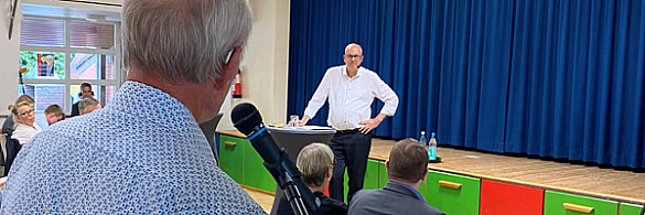 Bürgermeister Andreas Bovenschulte im Dialog mit Bürgerinnen und Bürgern.