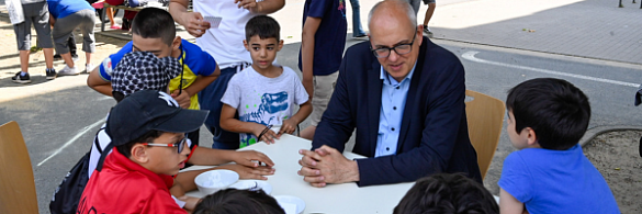 Bürgermeister Andreas Bovenschulte besichtigt das Projekt Study Friends in Gröpelingen