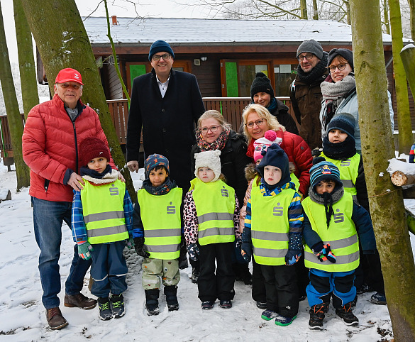 Bürgermeister Bovenschulte beim Besuch in Bremerhaven. Seit mehr als 20 Jahren können Kindergartenkinder im Waldkindergarten hautnah und kostenfrei die Natur erleben.