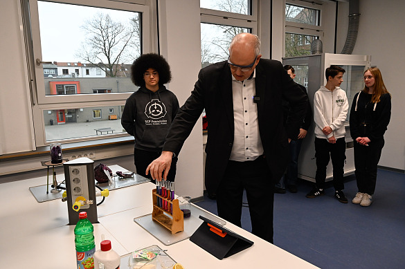 Beim Rundgang durch die Oberschule Findorff durfte Bürgermeister Bovenschulte selbst experimentieren. 