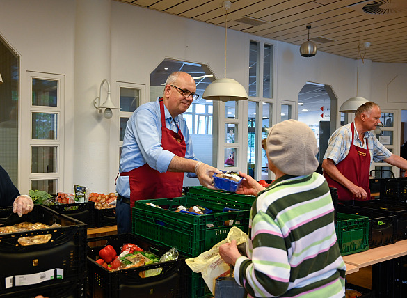 Bürgermeister Andreas Bovenschulte unterstützt die Lebensmittelausgabe der Bremer Tafel im Hanna-Harder-Haus.