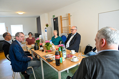 Gespräch zur Integration von Autistinnen und Autisten beim Verein Autismus Bremen.