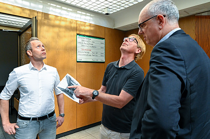 Projektentwickler Klaus Meier (Mitte) und Johannes Aderholz (li.) zeigten Bürgermeister Andreas Bovenschulte historische Aufnahmen der Alten Pathologie und erklärten, wie diese wiederhergerichtet werden soll. 