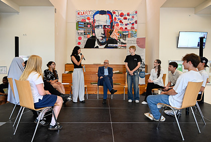 Gesprächsrunde mit Bürgermeister Andreas Bovenschulte (Mi.) und Schülerinnen und Schülern der Oberstufe der Oberschule an der Kurt-Schumacher-Allee. 