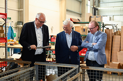 Rundgang durch die Produktionshallen der Hanseatischen Waren Handelsgesellschaft (v.l.): Bürgermeister Andreas Bovenschulte, Robert Hempel (Inhaber und Geschäftsführer) und Daniel Hempel (Prokurist).