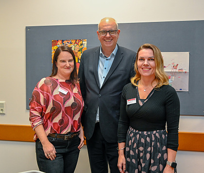 Bürgermeister Bovenschulte mit den Mitarbeiterinnen des Haus der Familie in Kattenturm, Hanneke Ruesnik und Nina Schwarz (li.).